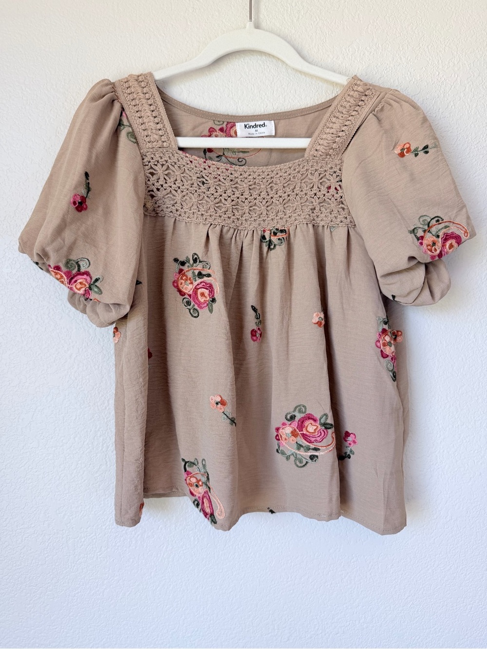 Kindred Floral Embroidered Crochet Yoke Puff Sleeve Boho Peasant Top M